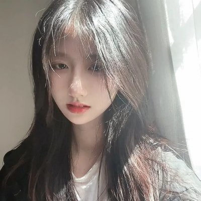 出墙红杏两家春